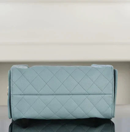 Soft Quilted Houlder Bag 25 - women's bag, detail view 8 | LUXIUM MARKET